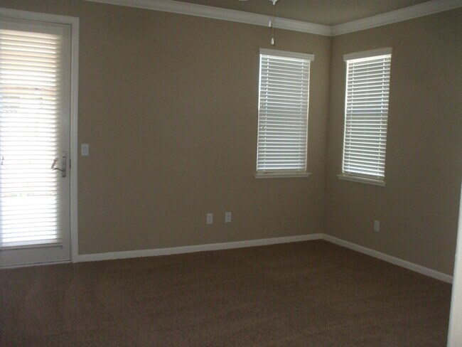 Building Photo - The Village - Roseville - Gated