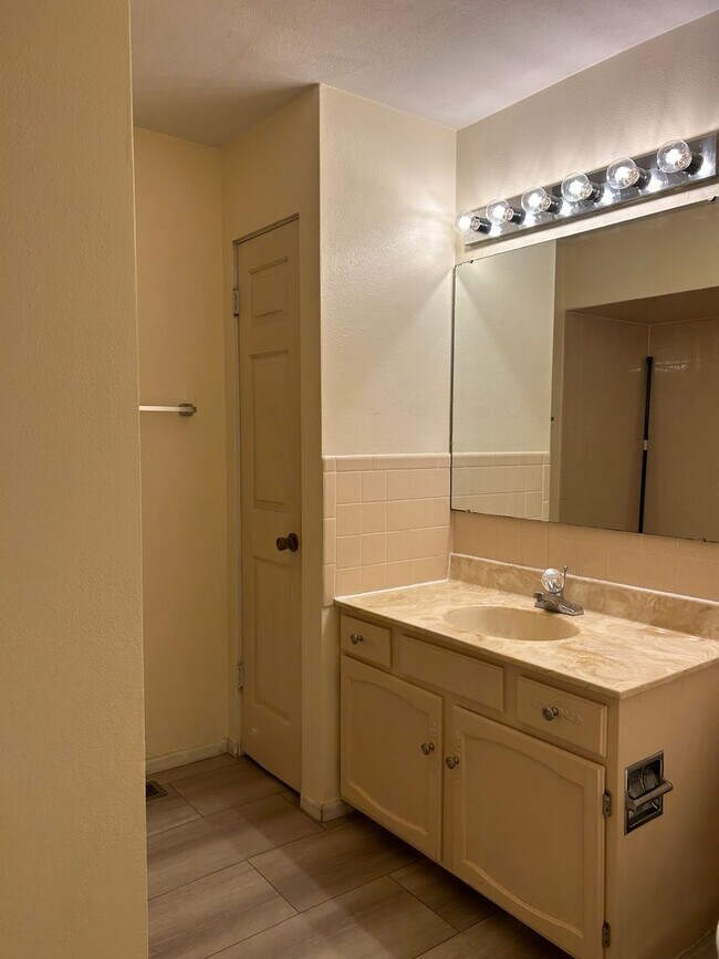 Building Photo - 302 Salem St