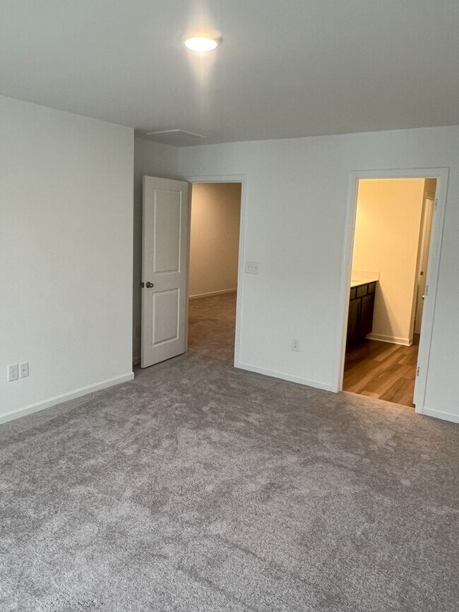 Building Photo - Bright & Modern 3-Bedroom Townhome in a Prime Triangle Location!