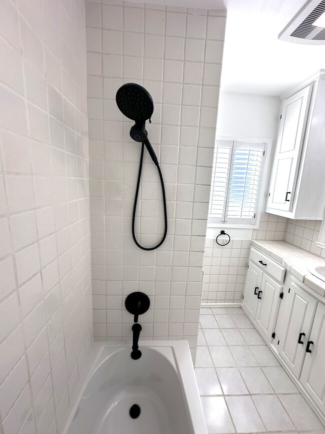 Building Photo - 5639 E Spring St