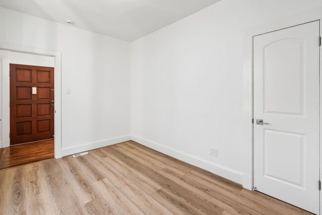 Building Photo - Remodeled 4Bd/2.5Ba Single-Family Home in ...