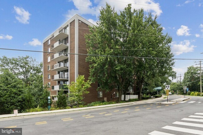 Building Photo - 1515 S Arlington Ridge Rd