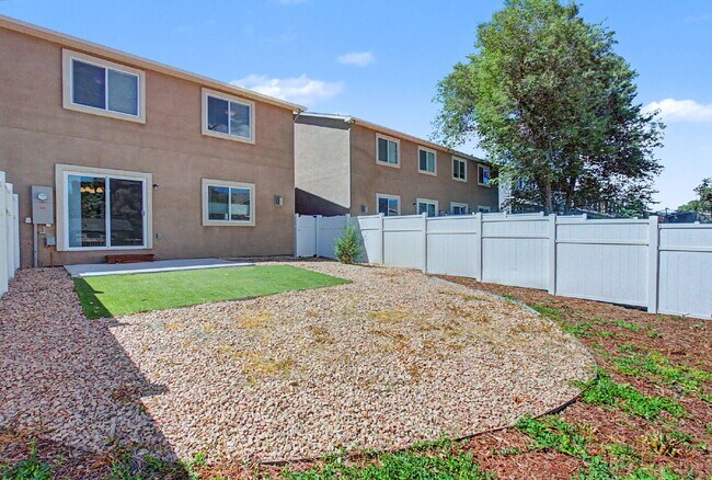 Building Photo - 3 bedroom - Date St