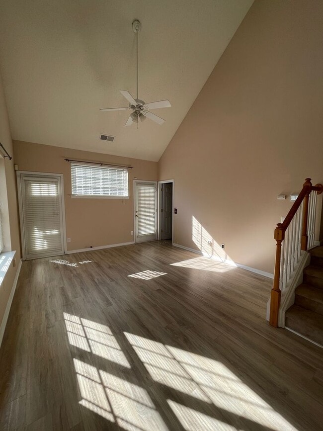 Building Photo - Townhouse with Owner's Suite on main level...