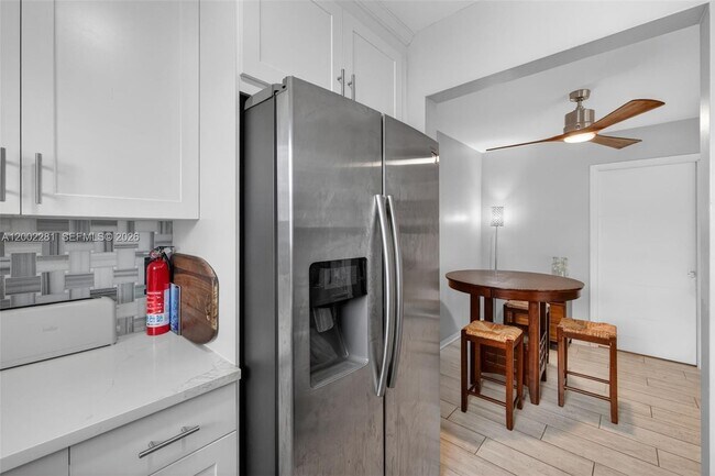 Building Photo - 419 S Crescent Dr