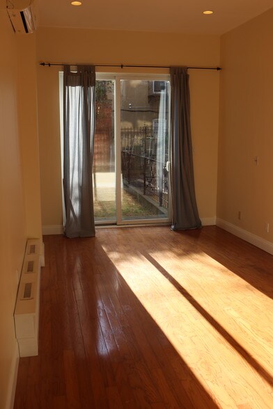Primary Photo - 221 Kingsland Ave