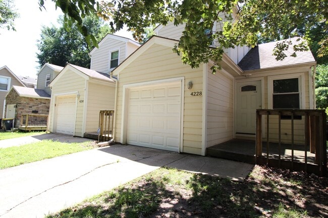Building Photo - 2 Bedroom 1 Bath Duplex in the Westport Area