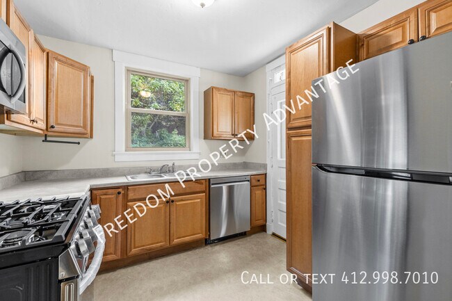 Building Photo - 739 Shady Dr E