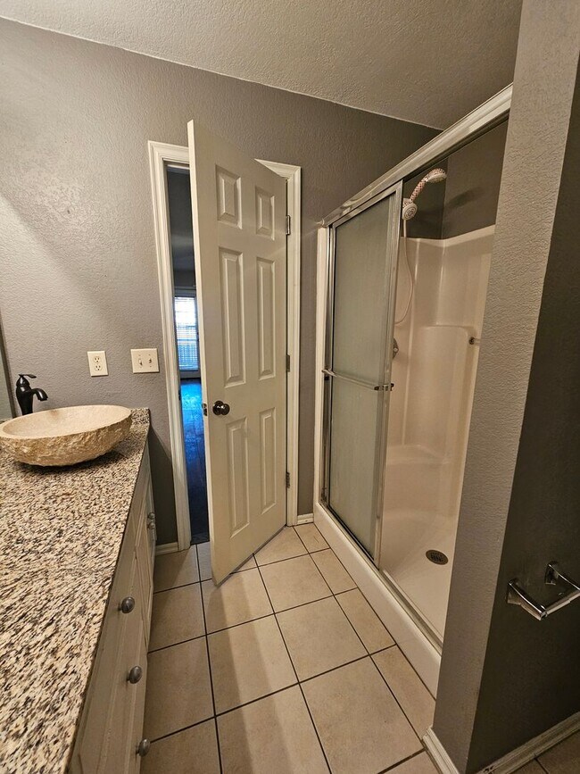 Building Photo - (3) Bed or (2)Bed + Bonus Room/(2.5) Bath in Moore Avail NOW! Pets Negotiable!