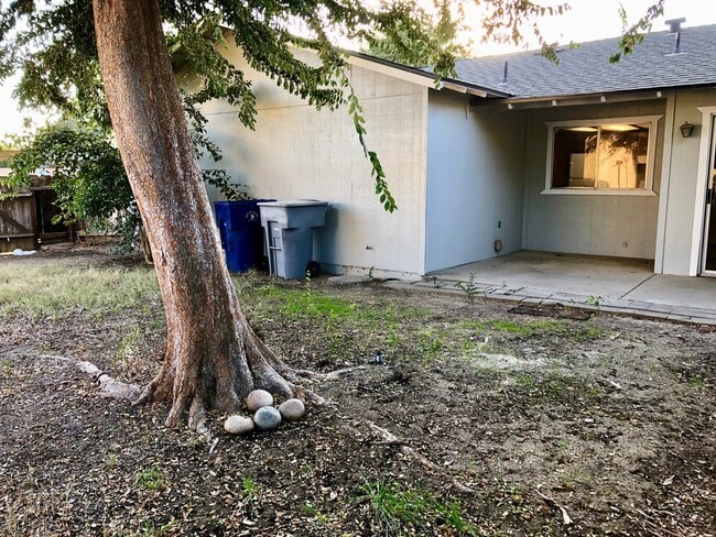 Building Photo - $1,699 Shaw and Minnewawa, 2 Bedroom Duple...