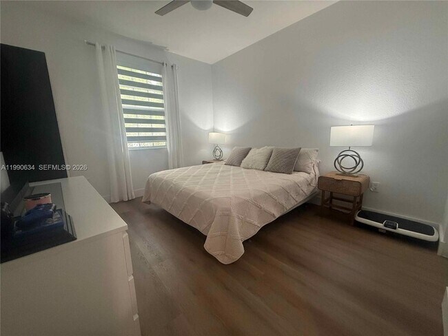 Building Photo - 6923 Julia Gardens Dr