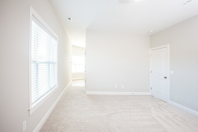 Building Photo - 2BR/2BA - Beautiful condo on River Road - ...