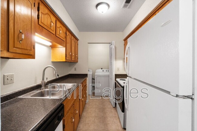 Building Photo - 263 White Oak Rd