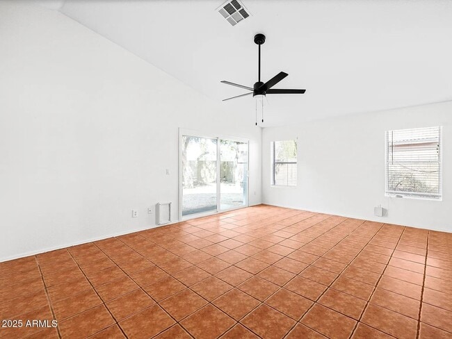 Building Photo - 1083 E Boston Ct