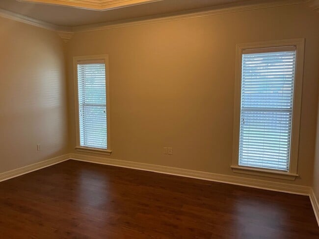 Building Photo - 321 Wood Springs