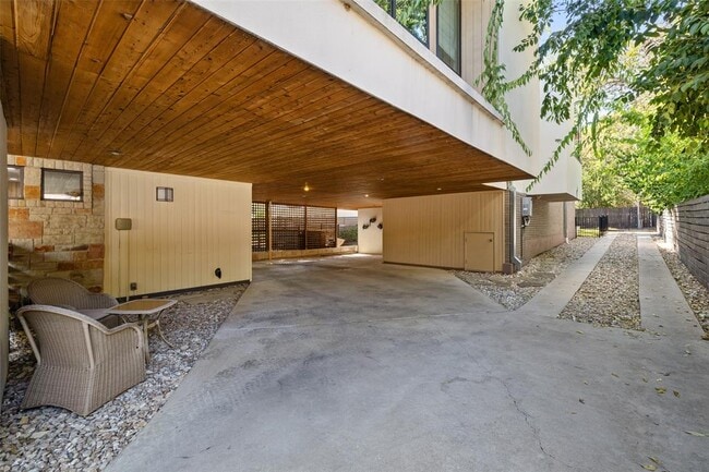 Building Photo - 2410 Sharon Ln