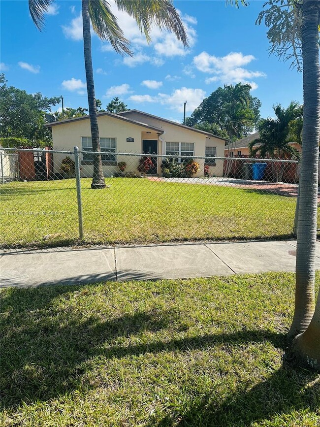 Building Photo - 4406 SW 25th St
