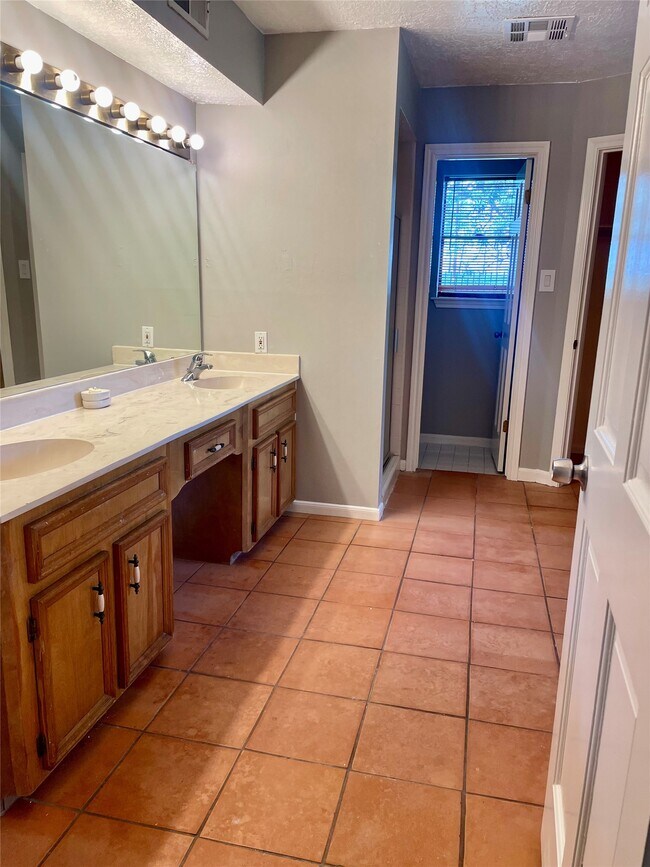 Building Photo - 21122 Harvest Hill Ln