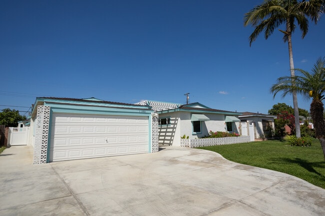 Building Photo - 11801 Rexford Rd