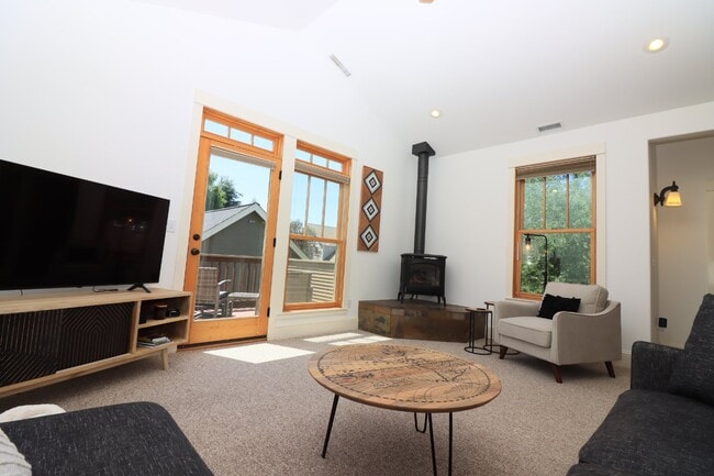 Building Photo - Fully Furnished home in Sisters Oregon