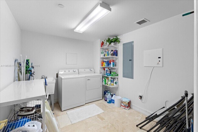 Building Photo - 20201 E Country Club Dr