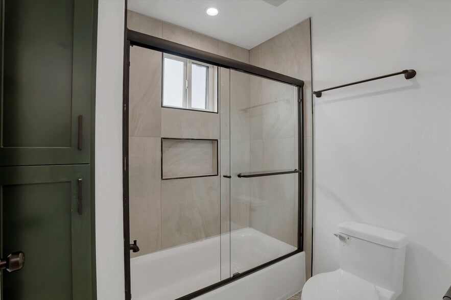 Building Photo - 2116 E 2nd St