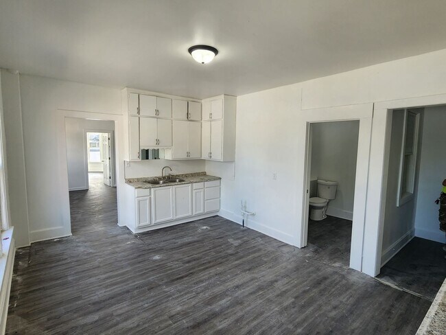Building Photo - large 2 bedroom upper near Racine Zoo