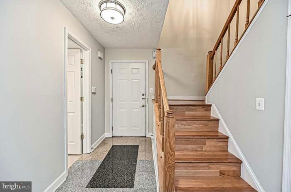 Building Photo - 12001 Ridge Knoll Dr