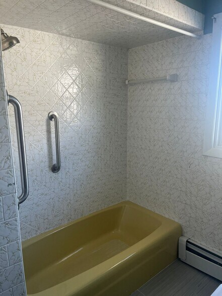 Bathroom (pic #3) - 33 Rose St