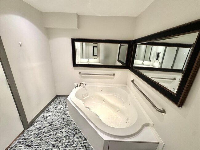 Building Photo - 4400 Hemingway Dr