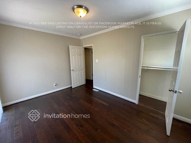 Building Photo - 3003 Hillcrest Dr