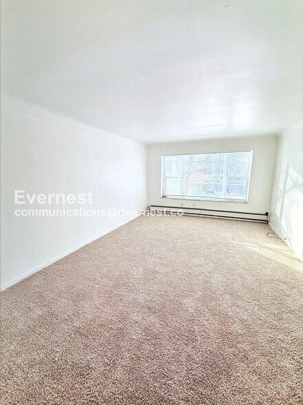 Building Photo - 15601 Schoolcraft Rd