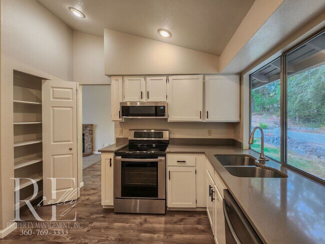 Building Photo - Spacious Tri-Level in East Bremerton | Cor...