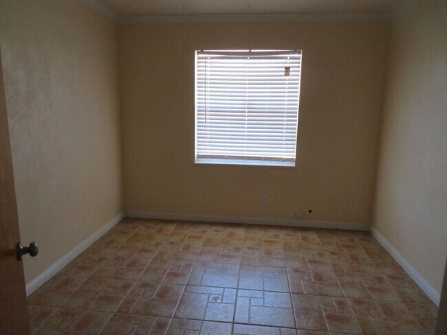 Building Photo - AVAILABLE NOW-Large 3 Bedroom, 2 Bath home for Rent