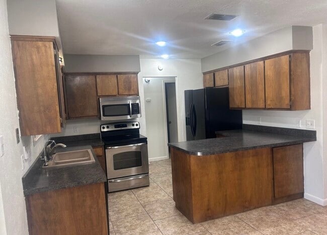 Building Photo - 4410 St Andrews Dr