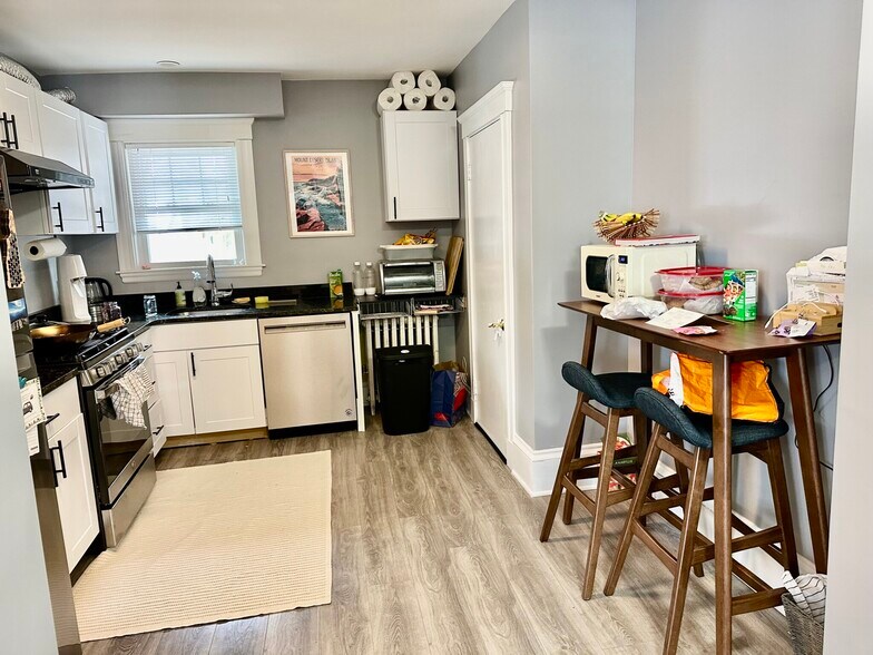 Building Photo - 156 Main St