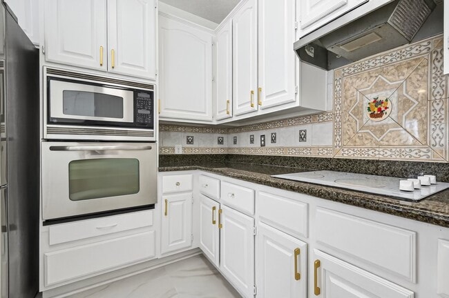 Building Photo - 2431 Parkwood Ln