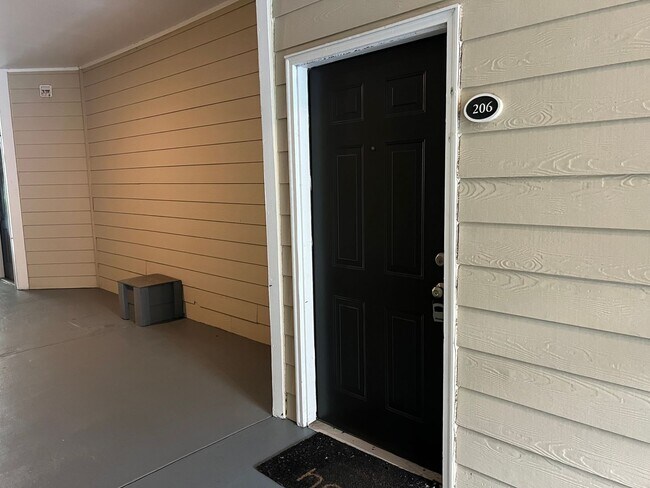Building Photo - Upgraded First Floor Condo - Estate at Wes...