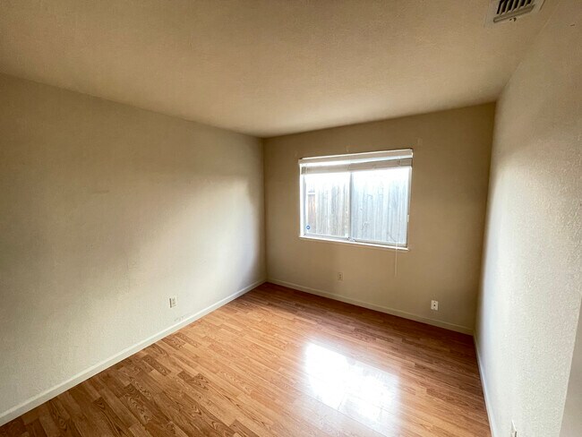 Building Photo - 1415 New England Dr
