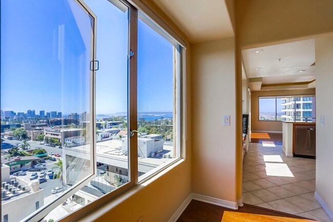 Building Photo - Amazing views from this gorgeous Bankers H...