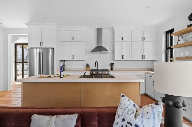 Building Photo - 2701 Bumble Bee Dr