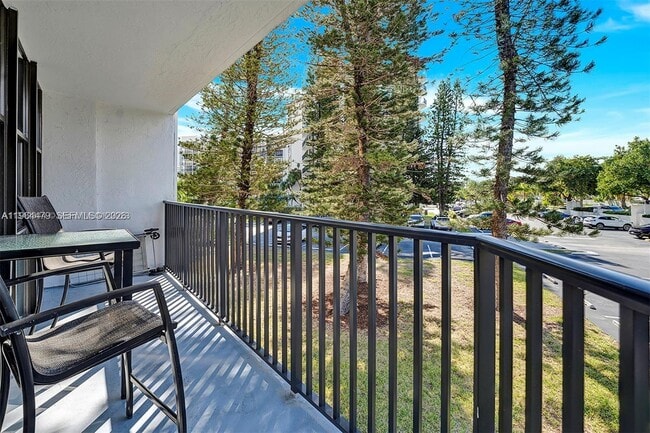 Building Photo - 1000 Parkview Dr