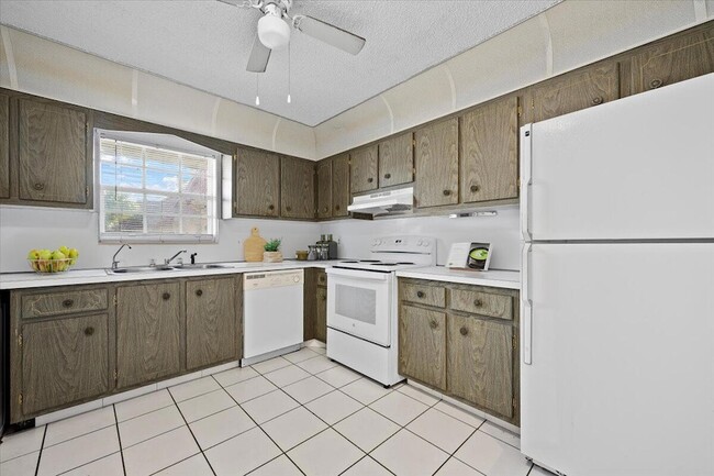 Building Photo - 102 Amherst Ln