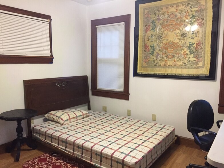 First floor bedroom - 425 E Crain Ave