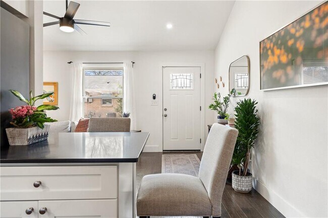 Building Photo - 4908 Rowena Ave