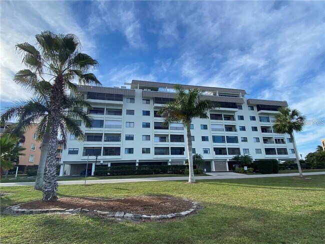 Building Photo - 1500 Park Beach Cir