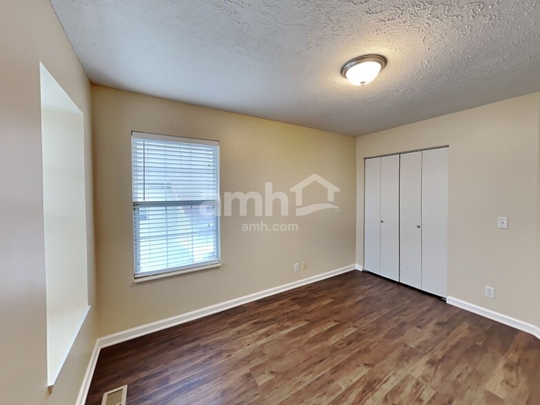 Building Photo - 5606 Royal Ct