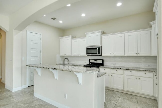 Building Photo - 204 Blue Spruce Way