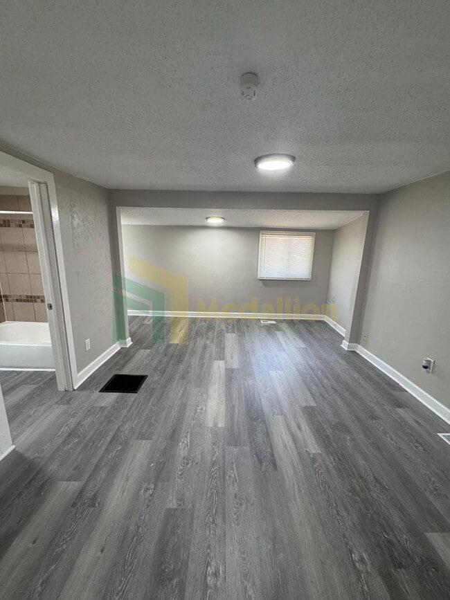Building Photo - Beautifully Remodeled 4BR/2BA Home with Sp...