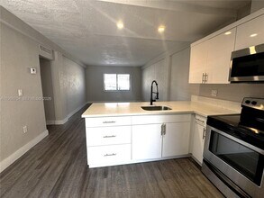 Building Photo - 805 W 30th St